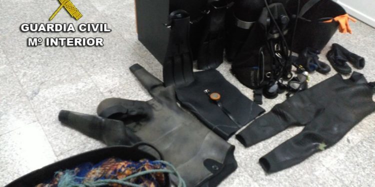 La Guardia Civil intercepta dos centenares de vieiras extraídas ilegalmente en la Ría de Vigo