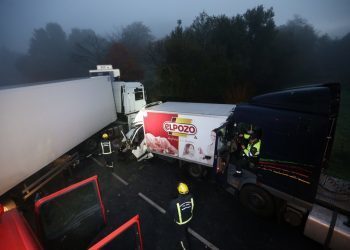 Tres heridos, dos graves, y carretera de Os Valos cortada por un accidente con tres camiones