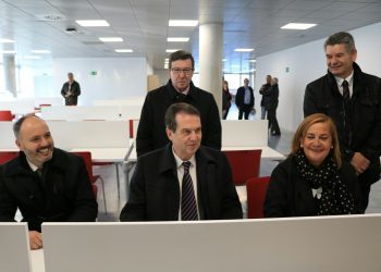 Abre a biblioteca e sala de estudo da aula da UNED en Vigo