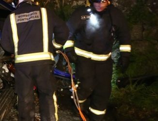 Dos heridos, uno de ellos atrapado, en una colisión en Ponteareas