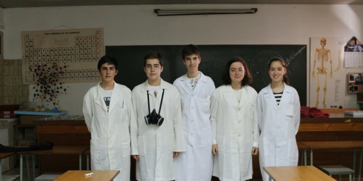 Los alumnos del Apóstol Santiago de Vigo salen a “cazar” bacterias