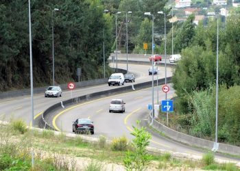 Un herido tras un accidente causado por una mancha de aceite en la A55