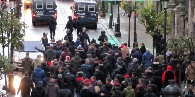 Carga policial contra los aficionados del Standard en Vigo