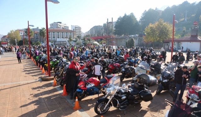 Los «moteros» vigueses se concentran en memoria de las víctimas de la carretera
