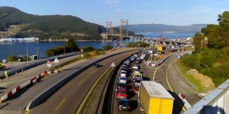 Colapso de nuevo en la autopista al chocar tres camiones en Rande