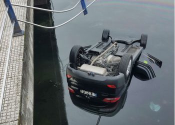 Rescatadas dos personas en Cambados tras caer con el coche al mar