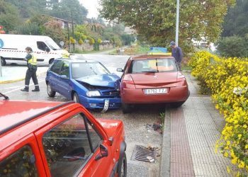 Herida tras salirse su coche de la vía y golpear a otro que estaba aparcado
