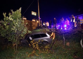 Un vehículo derriba un muro de una casa y cae a una finca en Vilar de Infesta
