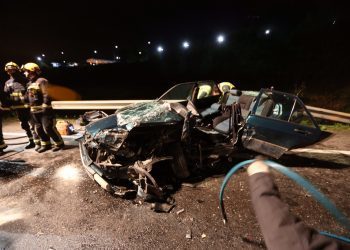 Tres heridos, uno grave, en una brutal colisión frontal en Vilaboa