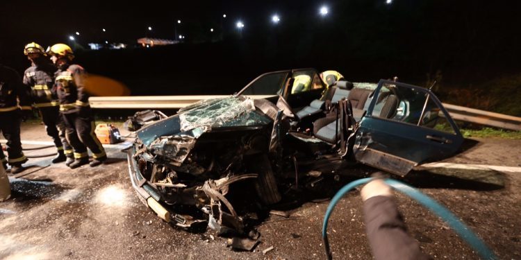 Tres heridos, uno grave, en una brutal colisión frontal en Vilaboa