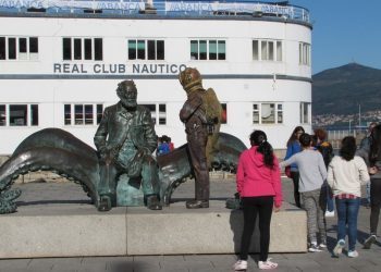 Escolares este luns ante a estatua de Julio Verne e un mimo do Capitán Nemo. / Foto: VIGOÉ