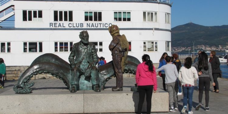 Escolares este luns ante a estatua de Julio Verne e un mimo do Capitán Nemo. / Foto: VIGOÉ