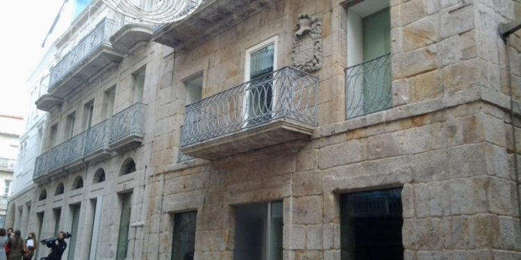 Dos jóvenes salvan la vida a un hombre que se atragantó y entró en parada en el Casco Vello de Vigo