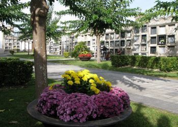 Os cemiterios engalánanse para honrar aos defuntos