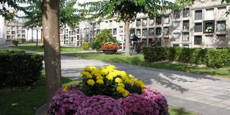 Os cemiterios engalánanse para honrar aos defuntos