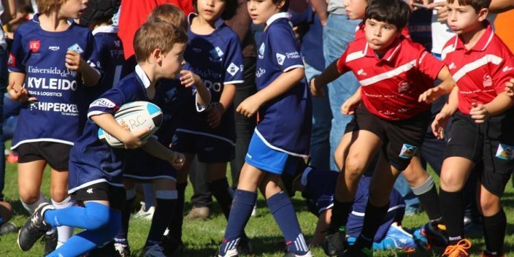 Cerca de 400 niños disfrutaron de una jornada de rugby en As Lagoas