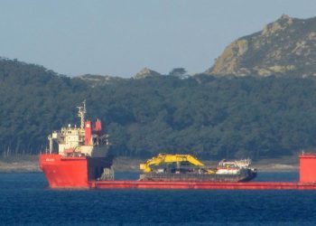 Un buque semisumergible cargado con una gabarra se refugia en la Ría de Vigo