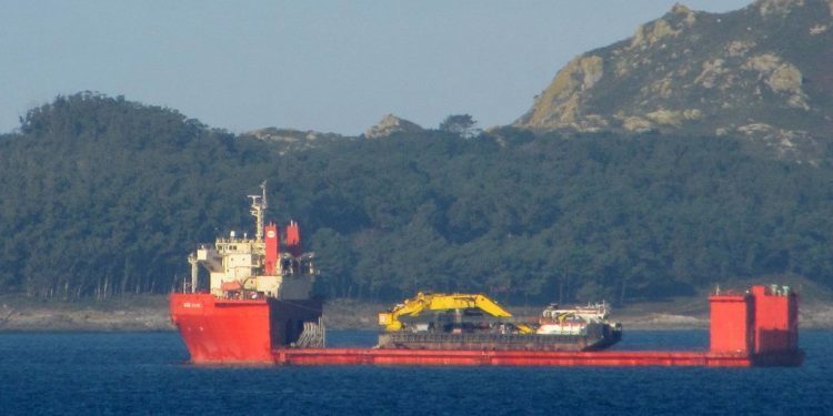 Un buque semisumergible cargado con una gabarra se refugia en la Ría de Vigo