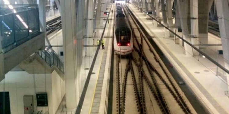 Fomento rectifica y afirma su «compromiso firme» con el AVE a Galicia