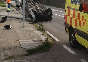 Herido en Cangas al volcar con su coche y derribar una farola