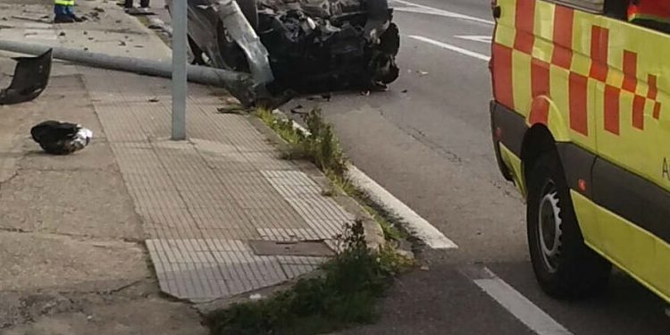Herido en Cangas al volcar con su coche y derribar una farola