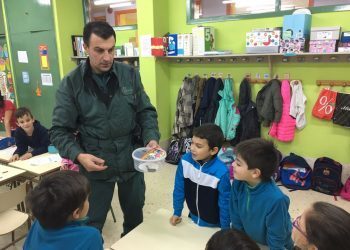 El Seprona retira una serpiente en un colegio de Poio