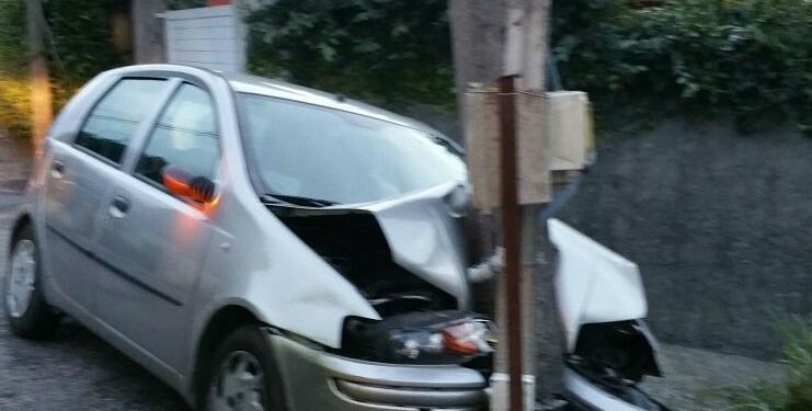 Una conductora, herida grave en Vigo al empotrarse su coche contra un poste
