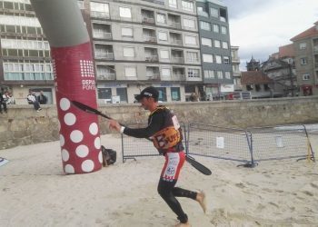 Roi Rodríguez, del Kayak Tudense, se lleva la victoria en la Lanzada Ocean Race