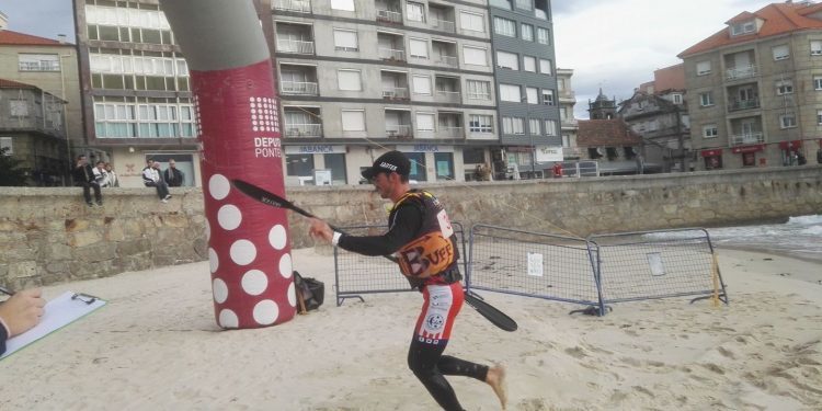 Roi Rodríguez, del Kayak Tudense, se lleva la victoria en la Lanzada Ocean Race