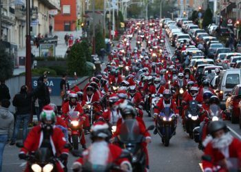Miles de ‘Papás Noel’ motorizados invadieron Vigo