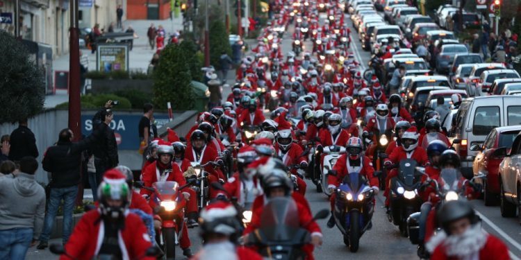 Miles de ‘Papás Noel’ motorizados invadieron Vigo