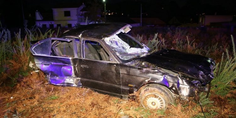 Herido de gravedad el ocupante de un coche que se salió de la vía en Tomiño