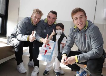 La plantilla del Celta repartió sonrisas y regalos entre los niños del Cunqueiro