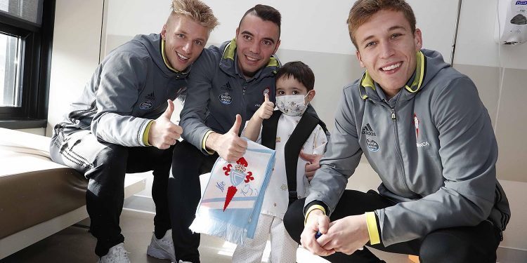 La plantilla del Celta repartió sonrisas y regalos entre los niños del Cunqueiro