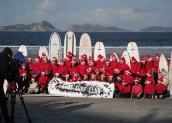 Decenas de Papá Noeles recibirán las fiestas surfeando en Patos