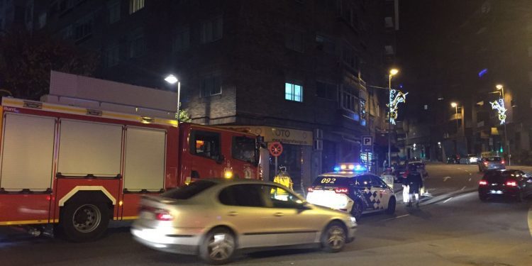 Susto en Vigo al desprenderse una ventana desde un tercer piso a la calle