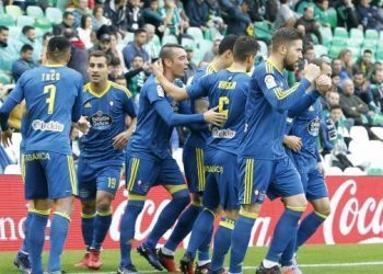 La cabeza de Roncaglia y Aspas rescatan un punto en el Villamarín