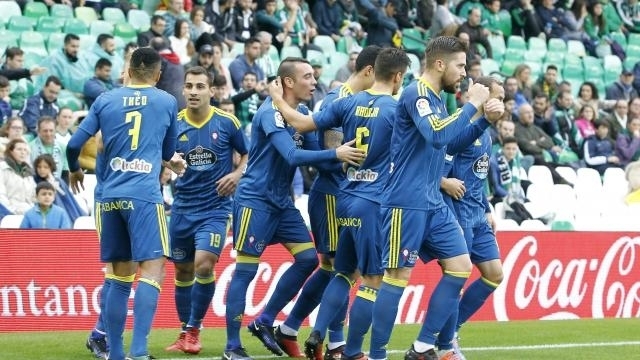 La cabeza de Roncaglia y Aspas rescatan un punto en el Villamarín