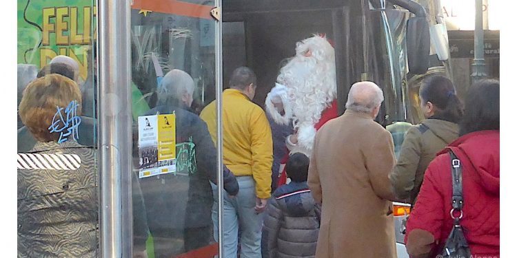 Papá Noel viaja en autobús