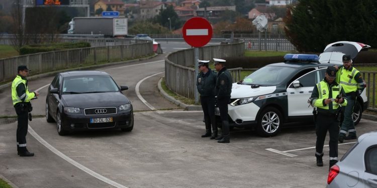 El primer control conjunto de Guardia Civil y GNR en Tui se salda con 28 denuncias