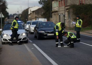 Un equipo de investigación de la Guardia Civil reconstruye el accidente mortal de Mañufe