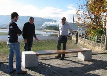 O Concello de Nigrán instala bancos ao longo do sendeiro azul de Lourido