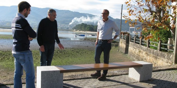 O Concello de Nigrán instala bancos ao longo do sendeiro azul de Lourido