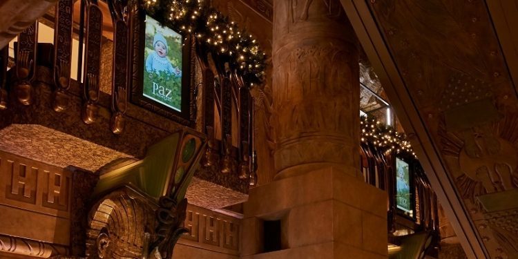 Diseño vigués para las míticas escaleras egipcias de Harrods por Navidad