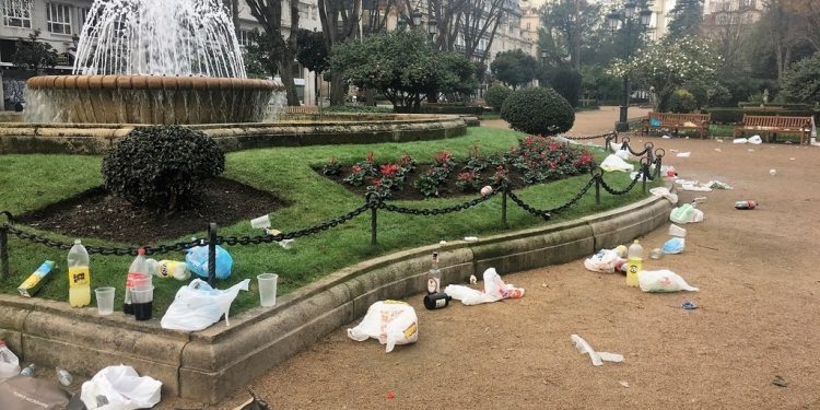 La Alameda de Vigo amanece convertida en un estercolero