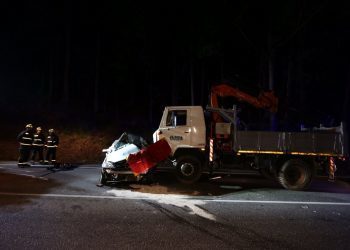 Una joven de 26 años muere en O Porriño al quedar empotrado su coche bajo un camión