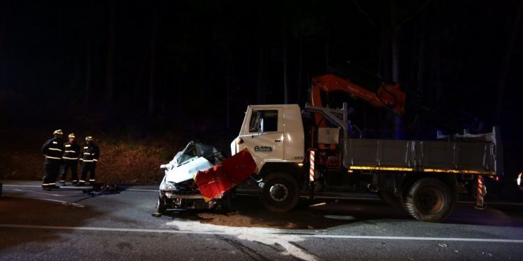 Una joven de 26 años muere en O Porriño al quedar empotrado su coche bajo un camión