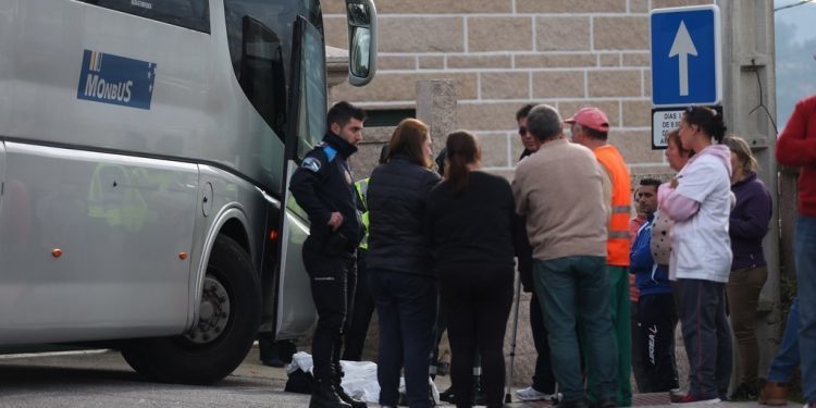 Fallece un hombre atropellado por un autobús escolar en Vilaboa
