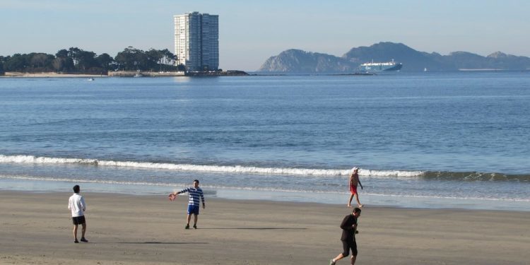 playa samil diciembre vigo calor