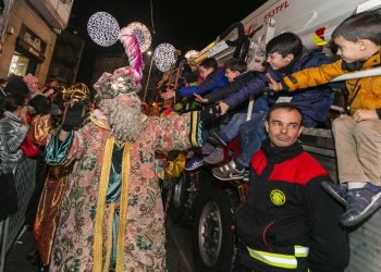 Los Reyes Magos recorren Vigo acompañados por 200.000 personas